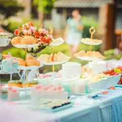 Buffet de mariage pas cher avec cupcakes, choux, fruits frais et desserts. Une table joliment dressée pour célébrer l'amour sans se ruiner.