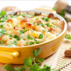 Gratin de chou-fleur et pommes de terre, une des meilleures recettes pour ceux qui n'aiment pas les légumes. Garniture de persil frais.