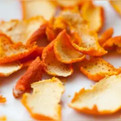Écorces d'oranges séchées, parfaites pour 5 trucs à faire avec les oranges : zestes, confits, infusions, désodorisants ou même pour la décoration.