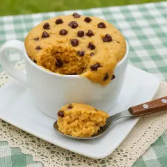 Un délicieux mug cake salé aux pépites de chocolat, prêt à être dégusté à la cuillère.