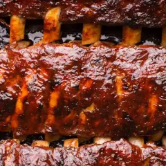Côte de porc moutarde barbecue, un délice caramélisé et juteux, prêt à être dégusté.