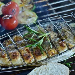 Dorade grillée avec tomates et courgettes. Le temps de cuisson barbecue est parfait pour ce poisson savoureux.