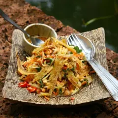 Salade croquante de poisson séché, un plat cambodgien savoureux avec des carottes râpées, des cacahuètes et des piments.