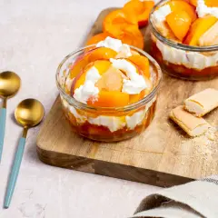 Douceur d'abricots et crème fouettée dans des coupes, un délice parfait pour un dessert de septembre.