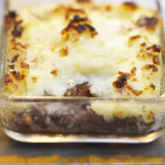 Un hachis parmentier doré et gratiné, prêt à être dégusté. La cuisson chaleur tournante a parfaitement réussi ce plat réconfortant.