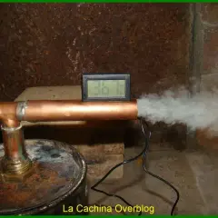 Test de fabrication d'un générateur de fumée froide pour fumoir. Un thermomètre numérique affiche 36.1°C.