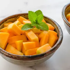 Un délicieux dessert au melon rapide et facile, garni de menthe fraîche. Parfait pour une collation rafraîchissante.