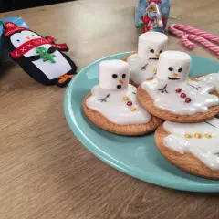 Adorable dessert de Noël pour enfant : biscuits décorés de bonhommes de neige en guimauve fondante.