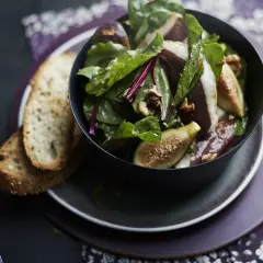 Salade de canard, noix et figues fraîches, une idée pour que faire avec des figues. Servi avec du pain grillé.