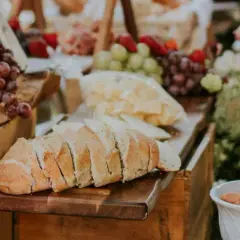 Plateau de charcuterie et fromages, fruits frais, pain et saucisses. Une belle idée repas mariage simple et gourmande.
