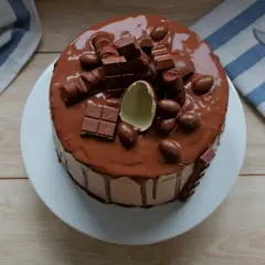 Gâteau Kinder au chocolat, garni de barres chocolatées et d'œufs en chocolat. Un délice gourmand !