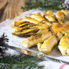Tarte soleil au pesto, dorée et appétissante, prête à être partagée. Un délice pour les fêtes.