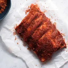 Côtelettes de porc généreusement assaisonnées, prêtes pour la cuisson. La rub sopasco recette parfaite pour des ribs savoureux.