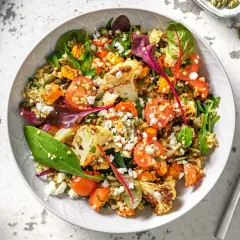 Salade colorée de boulgour, chou-fleur rôti, courge, tomates cerises et feta. Un plat parfait pour un repas léger en plein **légume juillet**.