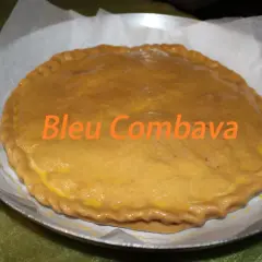 Une empanada gallega dorée, prête à être dégustée. Le texte "Bleu Combava" est superposé.