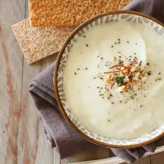 Velouté onctueux de reste de choux fleur cuit, garni de graines et d'épices. Servi avec des crackers et une noix.