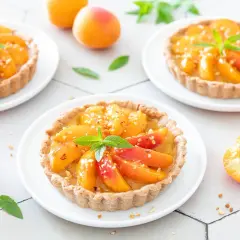 Délicieuses tartelettes aux abricots, parfaites pour savoir que faire avec des abricots. Garnies de fruits frais et de menthe.