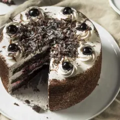 Gâteau Forêt Noire, une recette Cyril Lignac. Chocolat, crème fouettée, cerises et copeaux de chocolat. Un délice !