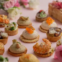 Un assortiment d'amuse-bouches variés, parfaits pour un apéro sucré. Crevettes, caviar, viande, fromage, et bien plus encore, présentés avec élégance.