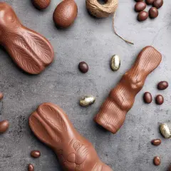 Lapins et œufs en chocolat, parfaits pour savoir que faire avec un reste de chocolat fondu.
