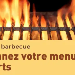 Gâteau au chocolat glacé sur un barbecue enflammé, prêt pour un dessert au feu de bois.