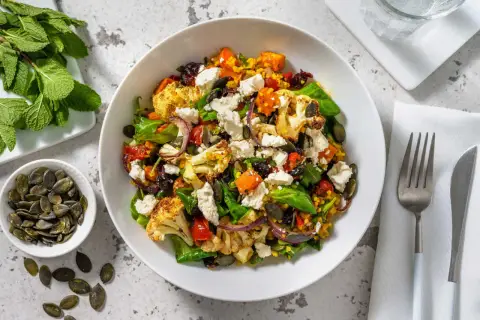 Salade colorée avec chou-fleur rôti, courge, feta et graines de courge. Un plat parfait pour un repas léger d'été.