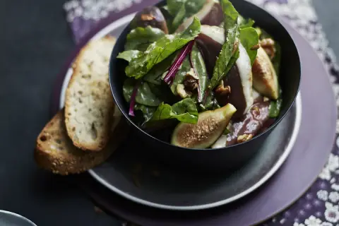 Salade de canard, noix et figues fraîches, une idée pour que faire avec des figues. Servi avec du pain grillé.