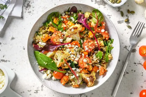 Salade colorée de boulgour, chou-fleur rôti, courge, tomates cerises et feta. Un plat parfait pour un repas léger en plein **légume juillet**.