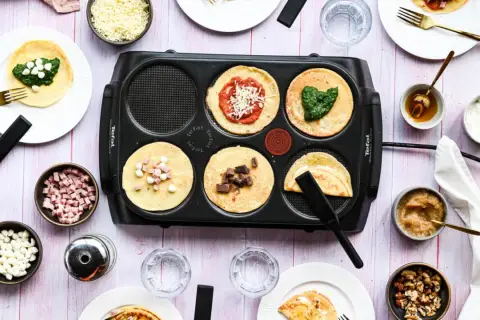 Mini crêpes garnies de fromage, jambon, chocolat, sauce tomate, épinards, compote, miel et noix. Parfait pour une garniture pour mini crêpe party.