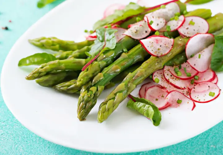 Salade d'asperges vertes et radis croquants, une recette parfaite pour le mois de mai.