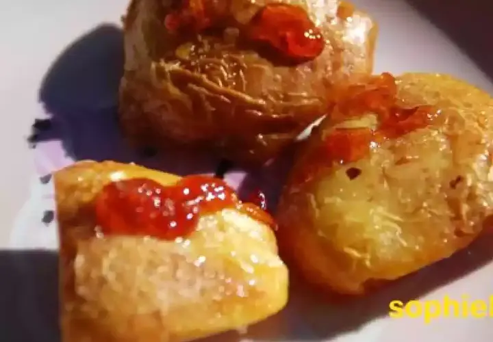 Trois morceaux de coing au four, nappés de miel et d'une touche de confiture rouge. Un délice sucré et parfumé.