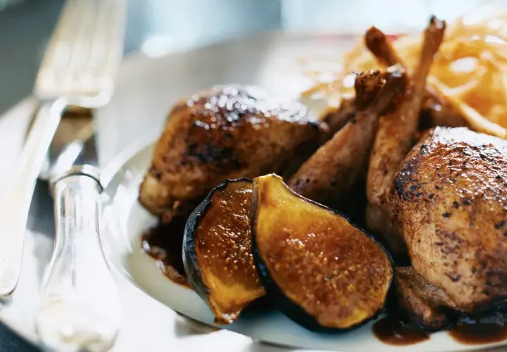 Délicieuse caille au four, servie avec des figues caramélisées et des frites croustillantes. Un plat savoureux prêt à être dégusté.
