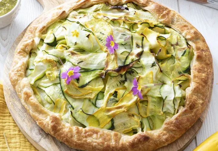 Galette aux courgettes et fleurs comestibles, un repas frais et coloré.