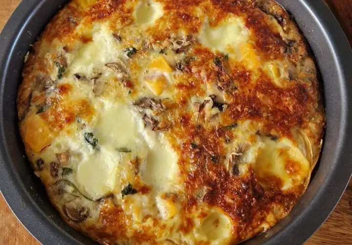 Une délicieuse quiche aux champignons et courge, parfaite comme idée recette novembre. Le fromage fondu et la croûte dorée donnent envie !