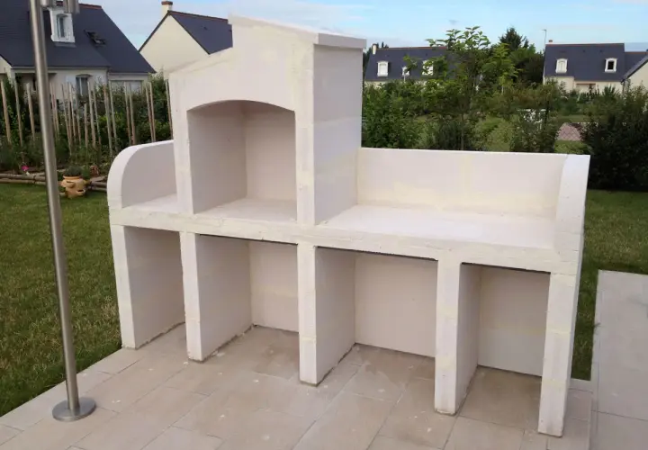 Un barbecue en Siporex, prêt à être installé, avec un avaloir intégré. Idéal pour vos futures grillades d'été.