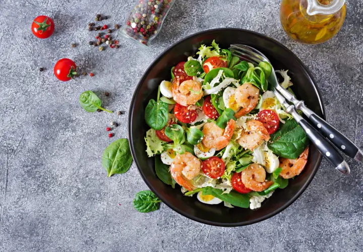 Salade de crevettes et œufs, une recette avec citron pour un repas frais et léger. Tomates cerises, épinards et vinaigrette.