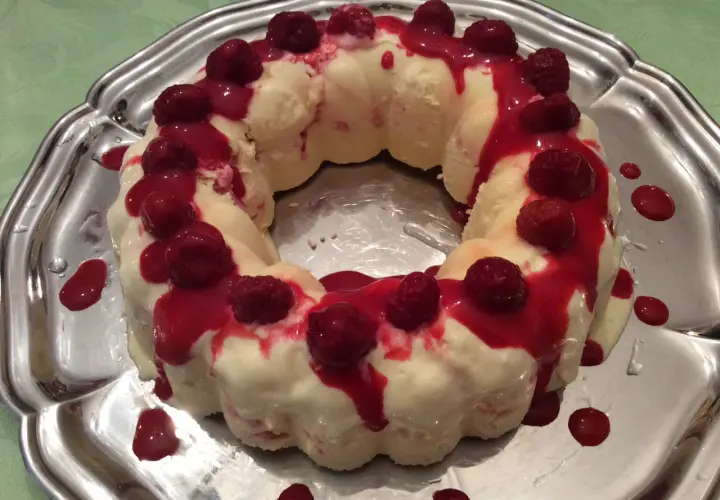 Vacherin glacé aux framboises, une recette facile à réaliser avec votre moule Tupperware. Délicieux et rafraîchissant !