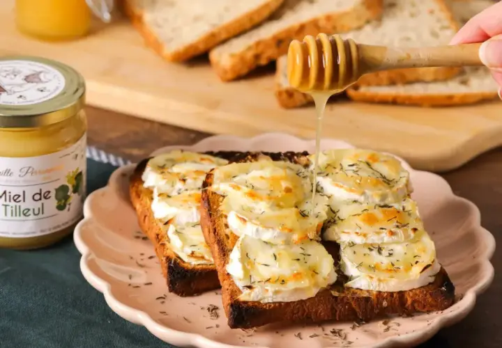 Une tartine alsacienne gourmande, garnie de fromage de chèvre fondant et arrosée de miel doré. Un délice à savourer !