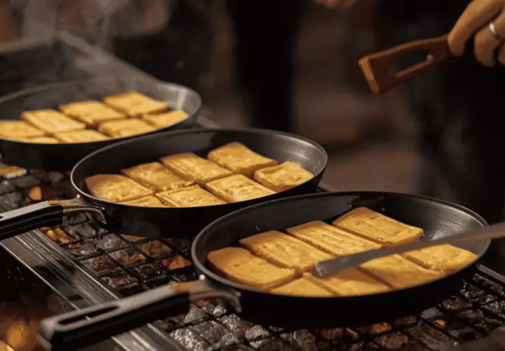 Poêles remplies de tofu doré sur un gril, prêtes pour une délicieuse barbeclette recette.
