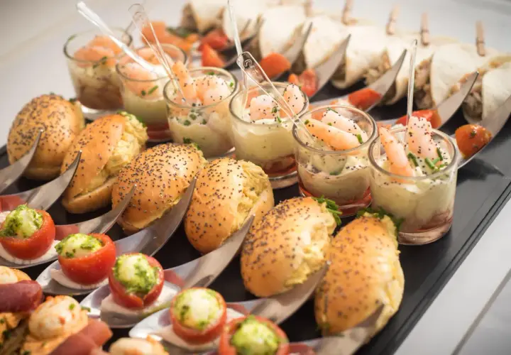 Amuse-bouches variés pour un mariage : verrines de crevettes, mini-burgers, tomates farcies. Combien d'amuse bouche par personne pour mariage ?