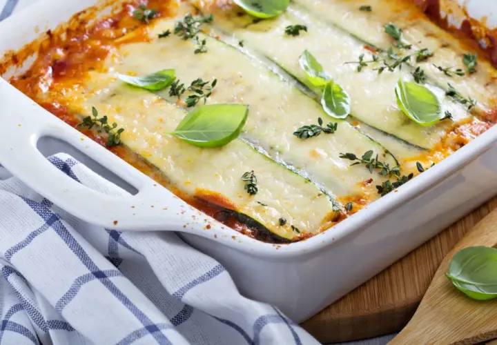 Lasagne aux légumes d'hiver, gratinée et garnie de basilic frais. Un plat réconfortant pour les journées froides.