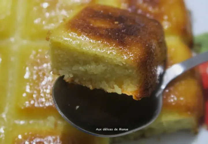 Une cuillère soulève un morceau d'un délicieux gâteau aux amandes sans beurre, doré et moelleux.