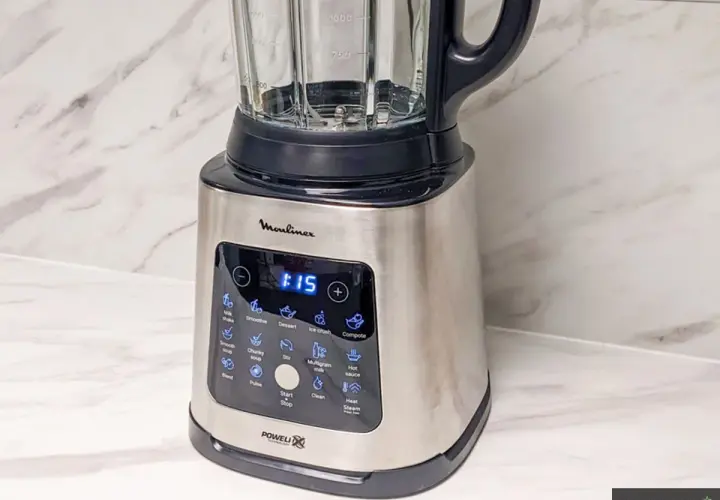 Blender Moulinex prêt pour votre prochaine recette. Smoothies, soupes, compotes, il fait tout !