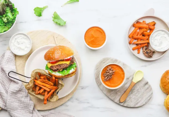 Un délicieux burger enfant avec frites de patate douce, purée de carottes et salade verte. Un repas complet et appétissant pour les petits gourmands.