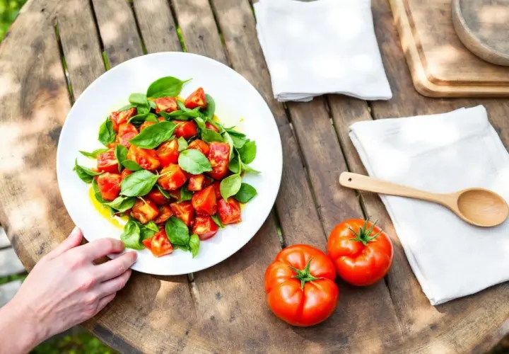 Salade de tomates coupées en dés avec du basilic frais, une idée parfaite pour savoir que faire avec des tomates trop mures.