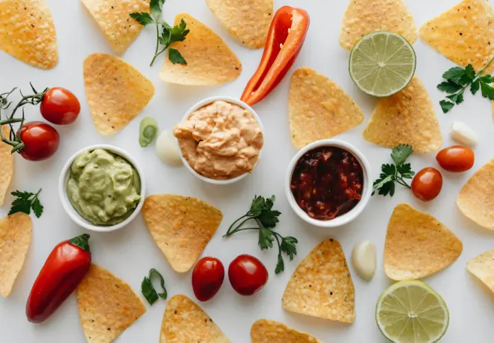 Chips de maïs avec guacamole, salsa et une sauce crémeuse. Des ingrédients frais pour remplacer la mayonnaise dans vos recettes.