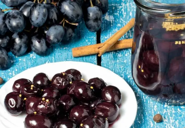 Des raisins trop mûrs transformés en compote ou en confiture, avec des bâtons de cannelle et des grains de poivre. Une idée pour que faire avec des raisins trop mûrs.
