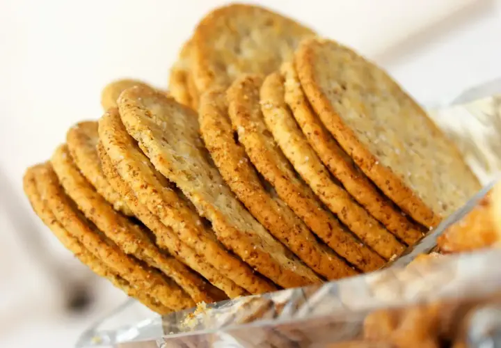 Une pile de crackers croustillants, parfaits pour une recette de crackers fromage. Ils sont dorés et parsemés de sel.