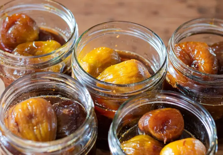 Des figues au sirop, le parfait délice d'automne, baignant dans leur jus ambré. Un délice à savourer.