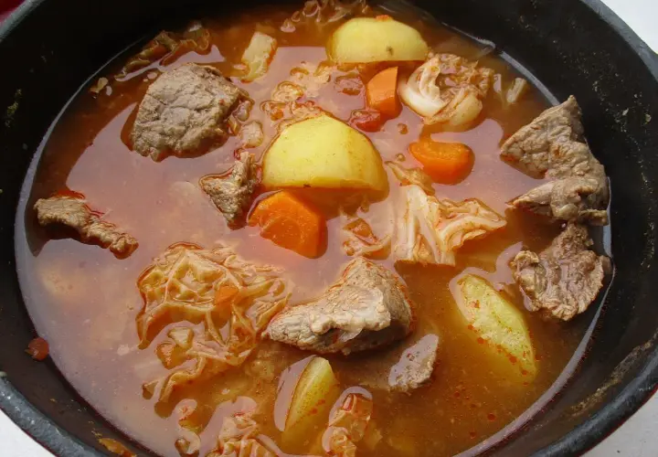 Un plat mijoté réconfortant, digne d'une recette viking viande : morceaux de bœuf, pommes de terre, carottes et chou dans un bouillon savoureux.